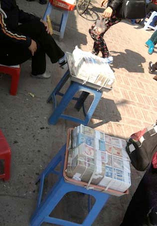 Dịch vụ đổi tiền lẻ vẫn hoạt động trước đền dù đã có lệnh cấm