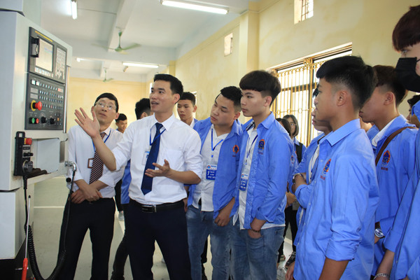 Trải nghiệm 'Một ngày làm sinh viên' ảnh 2