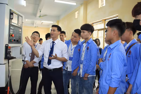 Trải nghiệm 'Một ngày làm sinh viên' ảnh 2