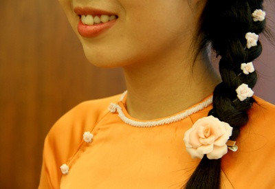 Hoa sứ được kết vòng đeo cổ, nút áo dài, và đính trên tóc