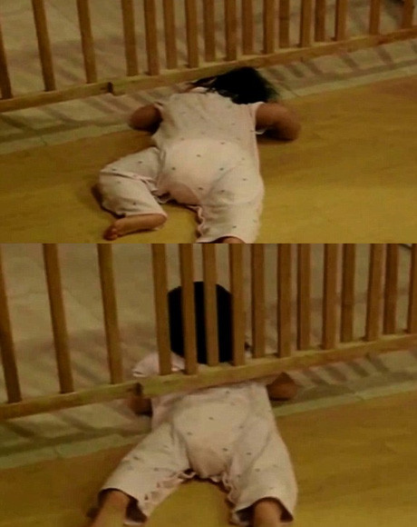 Chưa đầy 12 tháng tuổi, và thay vì trèo qua rào, em nhỏ có tên Annabelle lại quyết định ép sát người xuống sàn và khéo léo trườn qua khe hẹp phía dưới để ra ngoài