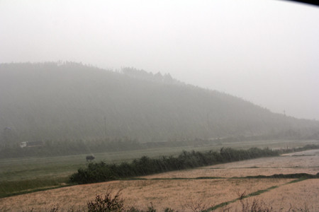 Núi Rồng, nơi an nghỉ cuối cùng của Đại tướng Võ Nguyên Giáp trong cơn mưa nặng hạt sáng nay. Núi Rồng, nơi an nghỉ cuối cùng của Đại tướng Võ Nguyên Giáp trong cơn mưa nặng hạt sáng nay.