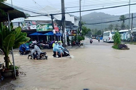 Miền Bắc chìm trong rét, miền Trung oằn mình với mưa lũ ảnh 1