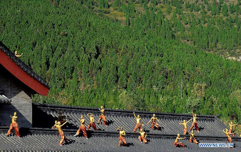 Các võ sinh Thiếu Lâm trình diễn các miếng võ trên một mái nhà.