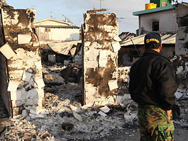 Đạn pháo Triều Tiên đánh sập nhà trên đảo Yeonpyeong. Ảnh: AP