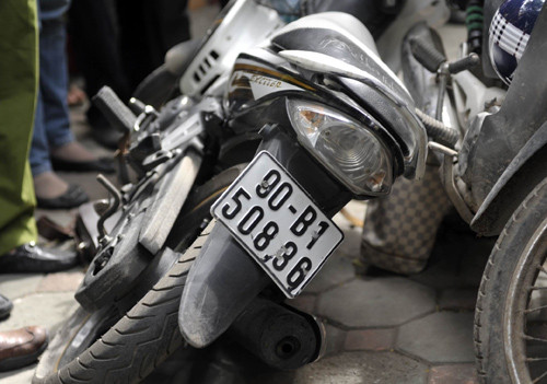  Chiếc xe mà tên cướp bỏ lại để tháo chạy. Ảnh: Sơn Dương