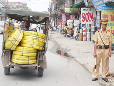 Sáng 21-4, xe ba bánh không biển số vô tư đi qua nút giao thông Trường Chinh - Lê Trọng Tấn. Ảnh: T.Đảng. Sáng 21-4, xe ba bánh không biển số vô tư đi qua nút giao thông Trường Chinh - Lê Trọng Tấn Ảnh: T.Đảng