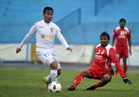 Hà Nội T&T (áo trắng) đáng ra phải thắng đậm hơn tỷ số 2-0 chung cuộc