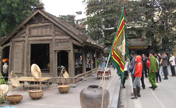 Một ngôi nhà cổ đường dựng lên phía cuối đường Đinh Tiên Hoàng