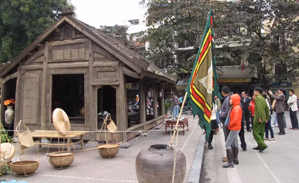 Một ngôi nhà cổ đường dựng lên phía cuối đường Đinh Tiên Hoàng