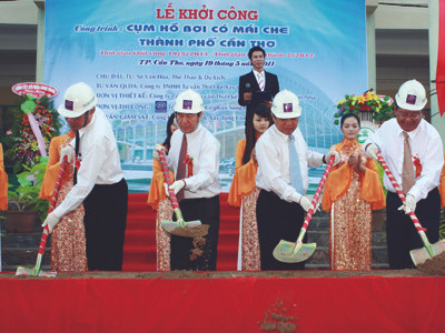 Lễ khởi công cụm hồ bơi có mái che ngày 19-5. Ảnh: Thanh Chương