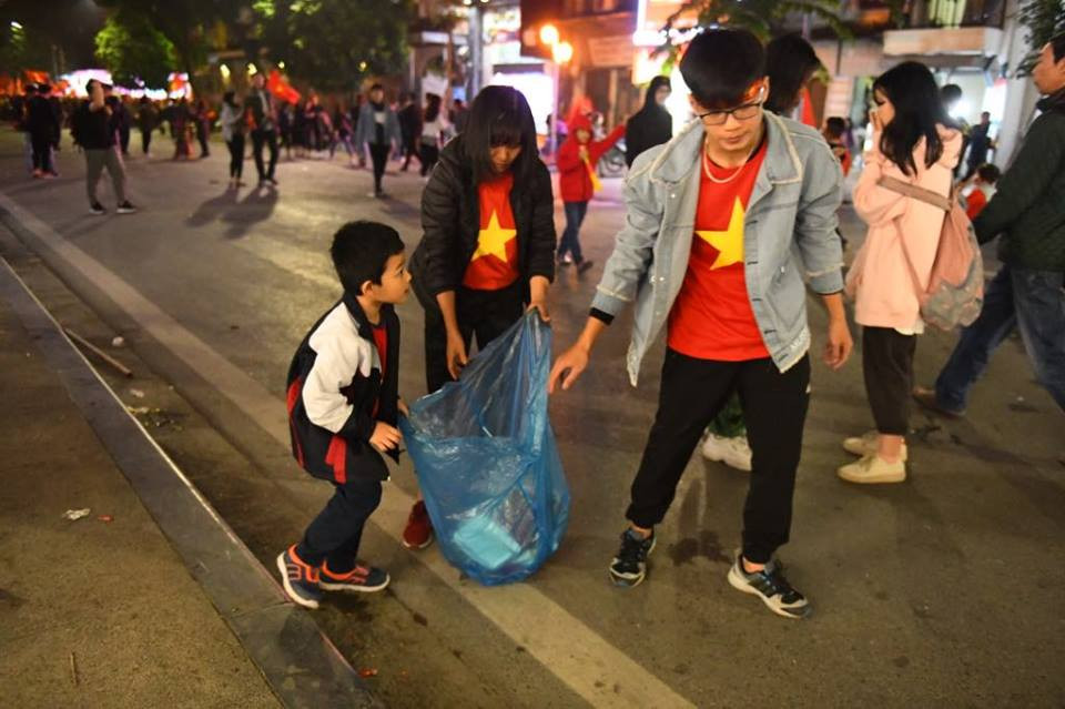 Đêm cuồng nhiệt với chức vô địch AFF Cup 2018 của tuyển Việt Nam ảnh 9