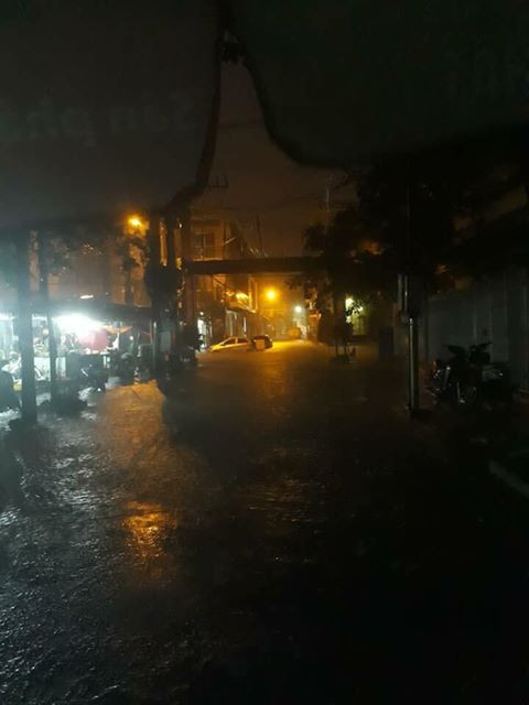 Đà Nẵng phố biến thành sông, hàng loạt nhà dân ngập trong biển nước ảnh 5