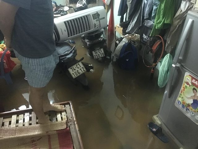 Đường phố Đà Nẵng ngập sâu trong biển nước, CSGT đội mưa phân luồng ảnh 6