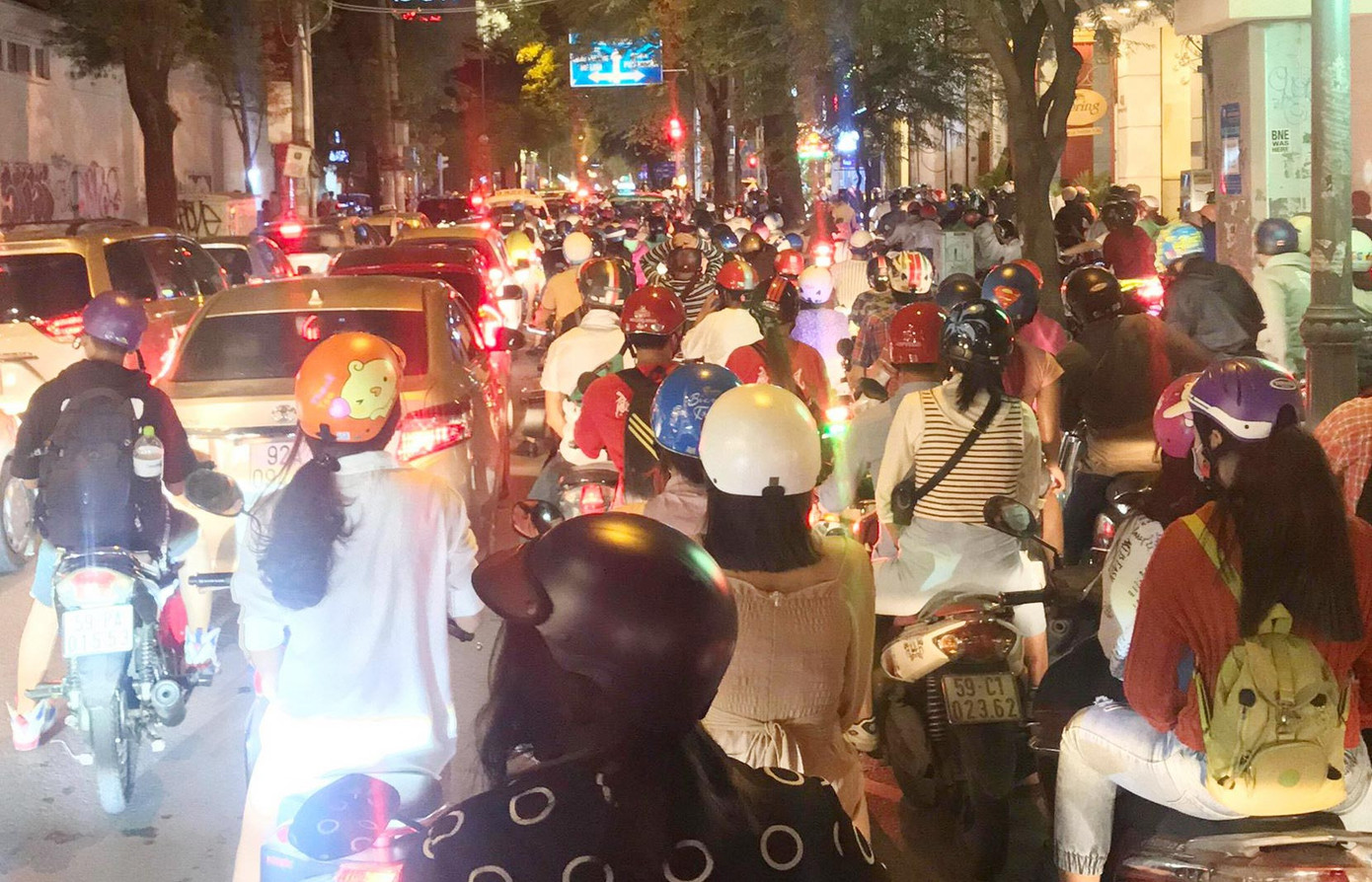 Triệu người cùng đếm ngược hô vang 'chúc mừng năm mới' ảnh 15