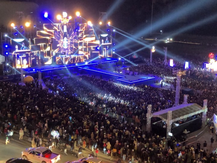 Triệu người cùng đếm ngược hô vang 'chúc mừng năm mới' ảnh 20