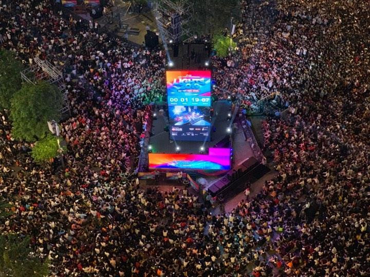 Triệu người cùng đếm ngược hô vang 'chúc mừng năm mới' ảnh 3