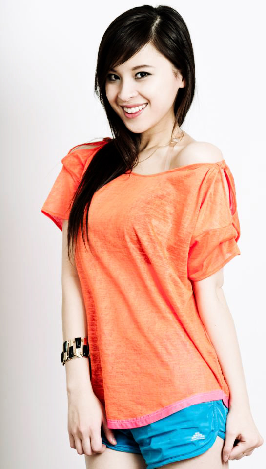 Dương Thị Tuyết Mai ( sinh năm 1990) có vóc dáng khỏe khoắn và thanh thoát, gương mặt sáng ngời và nụ cười rạng rỡ . Tuyết Mai hiện học trường Hochschule der Medien tại Stuttgat