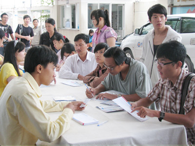 Thí sinh nộp hồ sơ NV3 tại ĐH Kỹ thuật Công nghệ TPHCM. Ảnh: Quang Phương