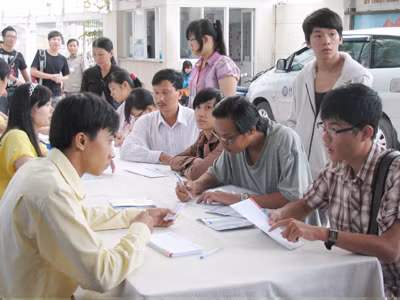 Thí sinh nộp hồ sơ NV3 tại ĐH Kỹ thuật Công nghệ TPHCM. Ảnh: Quang Phương