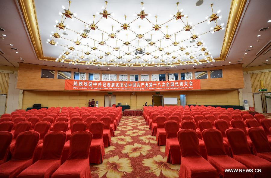 Toàn bộ ghế ngồi đều được phủ vải đỏ, thảm nhà cùng tông màu đỏ với hoa vàng