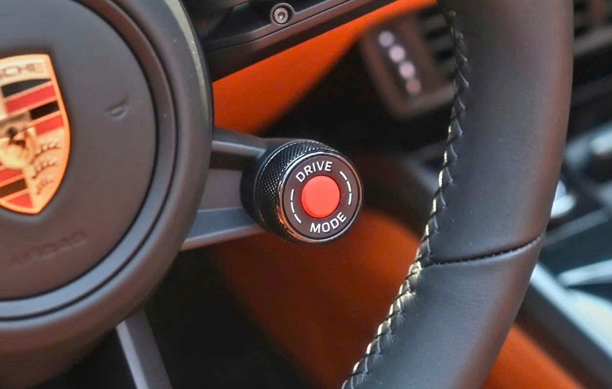 Nút vặn chuyển chế độ lái được trang bị tiêu chuẩn trên các phiên bản.