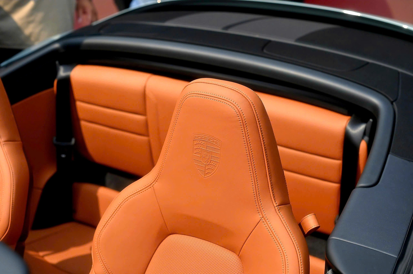 Logo Porsche được thêu trên tựa đầu ghế ngồi.