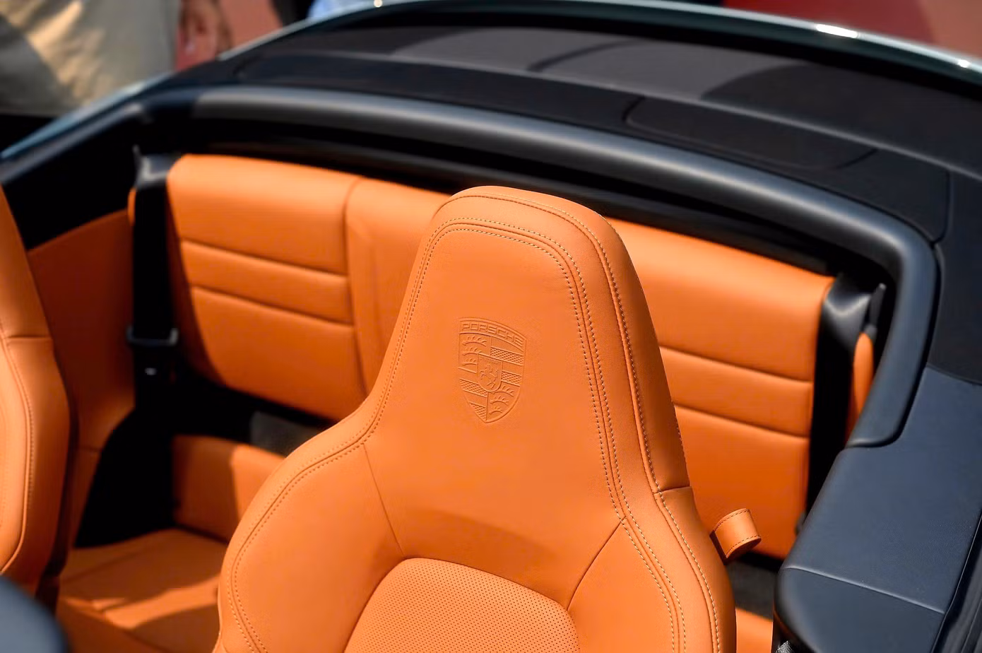 Logo Porsche được thêu trên tựa đầu ghế ngồi.