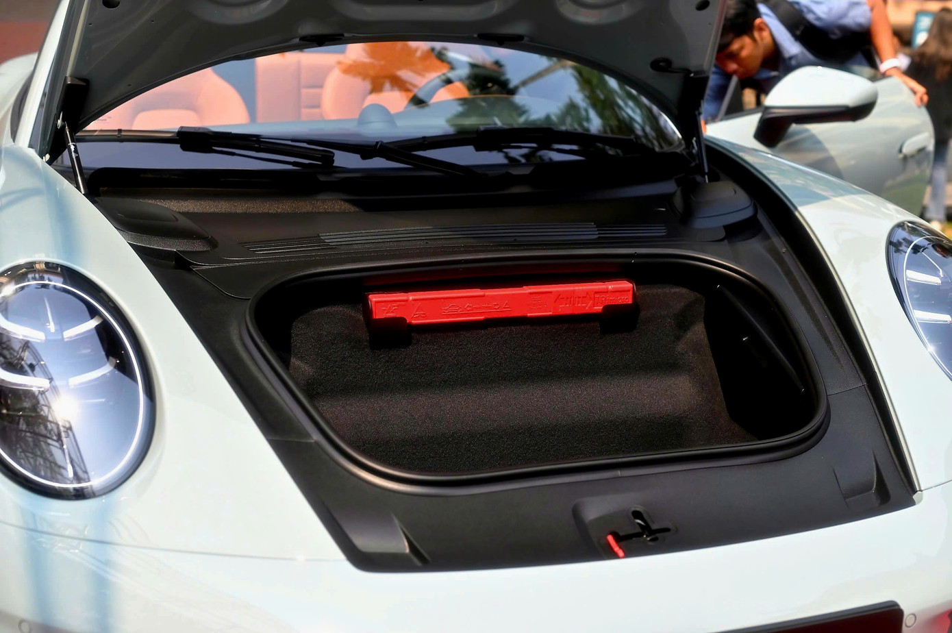 Tại thị trường Việt Nam, các lựa chọn sản phẩm ở phân khúc xe thể thao 2 cửa không nhiều do giá bán cao.