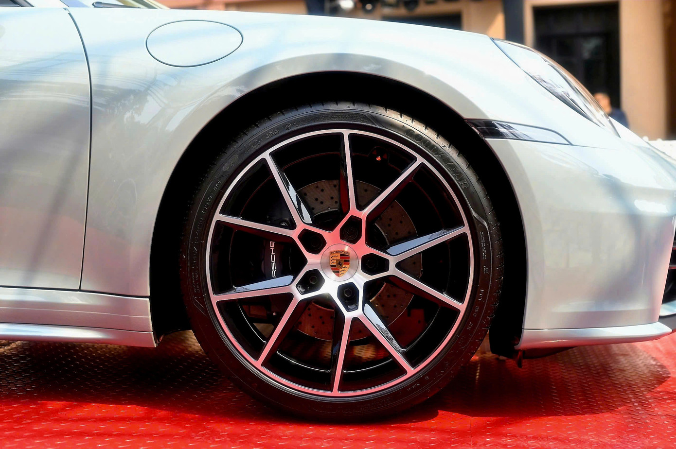 Trong khi đó, phiên bản trang bị hộp số sàn 6 cấp là Carrera T, dùng động cơ 3.0L tăng áp kép, sản sinh công suất 388 mã lực, mô-men xoắn 530 Nm.