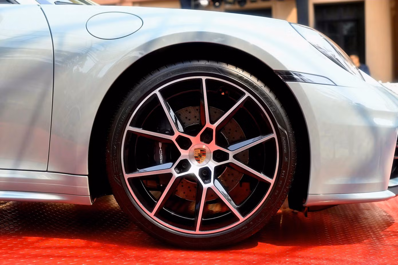 Trong khi đó, phiên bản trang bị hộp số sàn 6 cấp là Carrera T, dùng động cơ 3.0L tăng áp kép, sản sinh công suất 388 mã lực, mô-men xoắn 530 Nm.