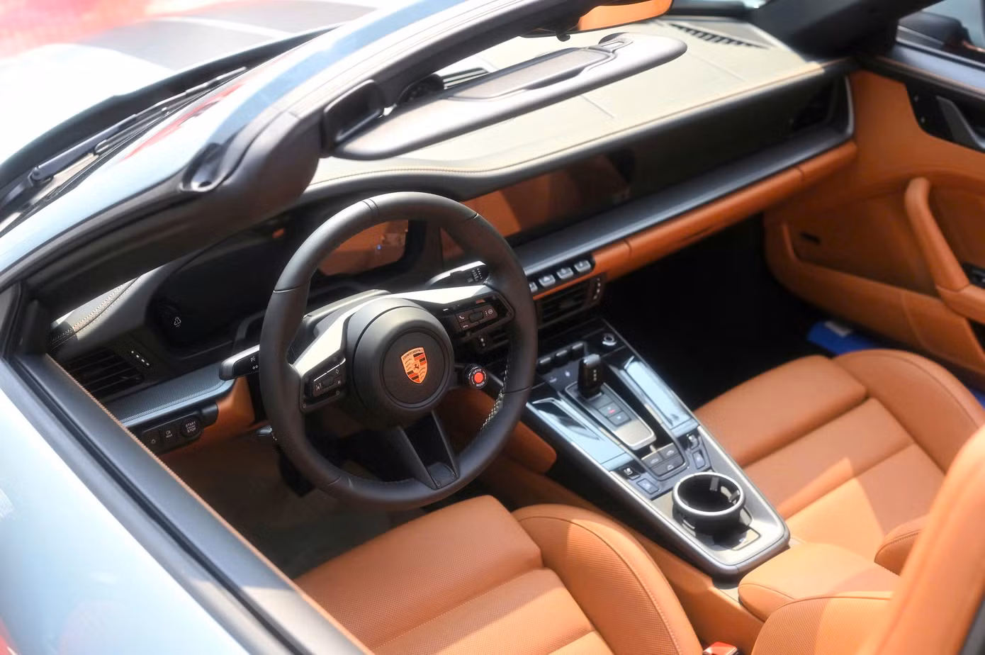 Do là phiên bản nâng cấp giữa vòng đời sản phẩm, 911 mới chỉ có một vài tinh chỉnh ở thiết kế. Phần cản trước được thay đổi nhỏ, loại bỏ đèn phụ, 5 cánh tản nhiệt chủ động ở phần đầu xe, bộ khuếch tán thích ứng phía trước ở dưới thân xe, đèn pha LED Matrix...