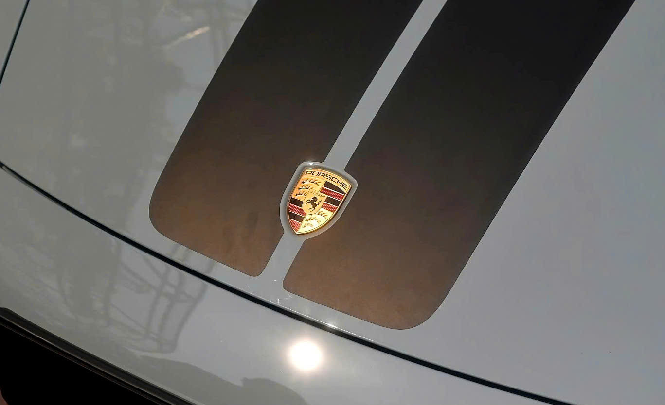 Dòng xe 911 được trang bị logo mới của Porsche