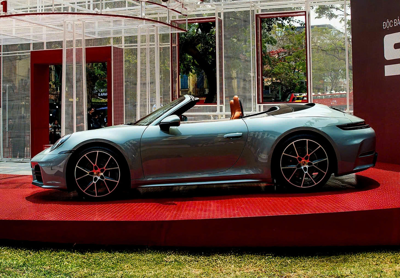 Cụ thể, Porsche 911 Carrera GTS được trang bị hệ thống động cơ T-Hybrid (dùng bộ tăng áp điện hoàn toàn mới). Trong khi đó, các phiên bản còn lại vẫn dùng động cơ boxer 3.0L, sản sinh công suất 473 mã lực, mô-men xoắn cực đại 530 Nm, đi kèm hộp số PDK ly hợp kép 8 cấp.