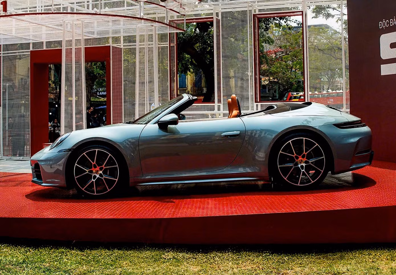 Cụ thể, Porsche 911 Carrera GTS được trang bị hệ thống động cơ T-Hybrid (dùng bộ tăng áp điện hoàn toàn mới). Trong khi đó, các phiên bản còn lại vẫn dùng động cơ boxer 3.0L, sản sinh công suất 473 mã lực, mô-men xoắn cực đại 530 Nm, đi kèm hộp số PDK ly hợp kép 8 cấp.