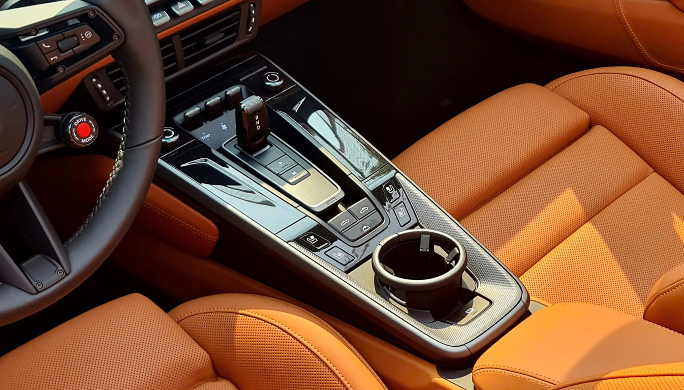 Một vài trang bị đáng chú ý ở nội thất xe như cần gạt hỗ trợ lái xe, nút khởi động mới, màn hình kỹ thuật số 10,9 inch lần đầu được trang bị trên 911, cụm đồng hồ hiển thị thông tin dạng màn hình cong 12,6 inch mới, sạc điện thoại không dây…