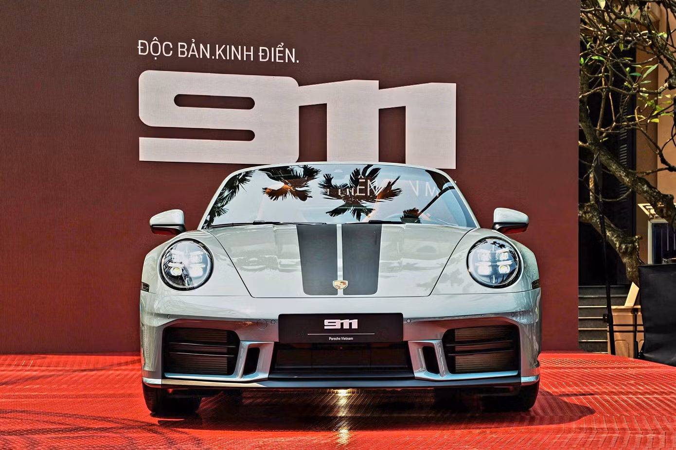 So với phiên bản trước đó, dòng 911 có một số nâng cấp về thiết kế nội/ngoại thất, đi cùng tùy chọn động cơ hybrid mới (chỉ được lắp cho dòng 911 Carrera GTS).