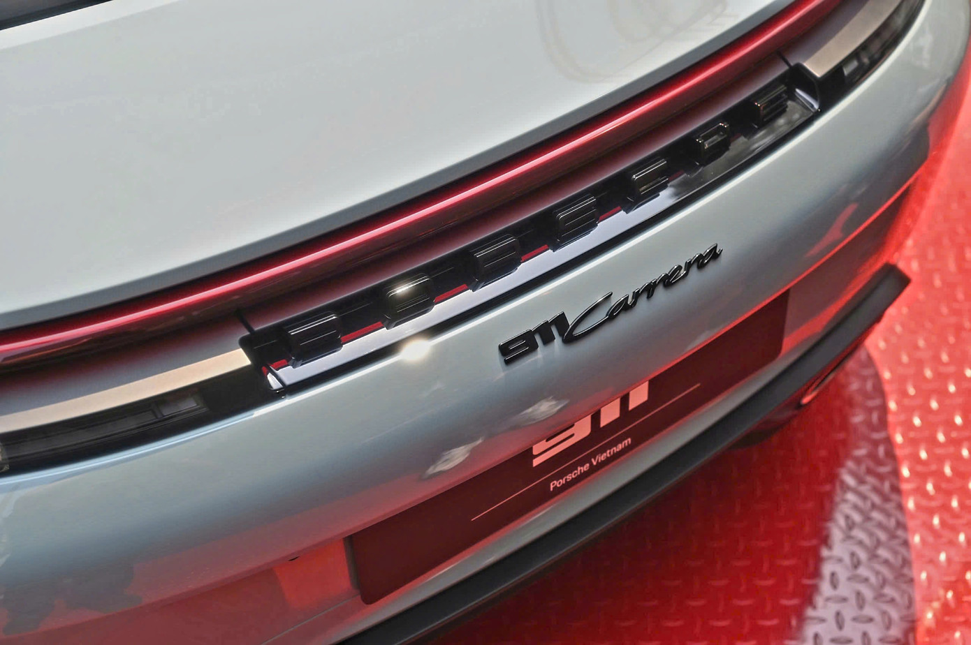 Cụm đèn hậu tích hợp logo Porsche.