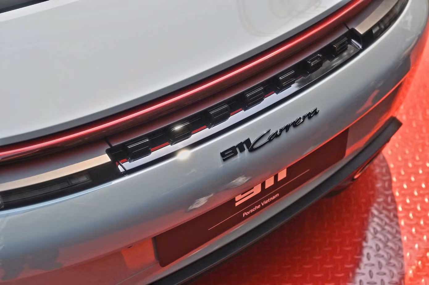 Cụm đèn hậu tích hợp logo Porsche.