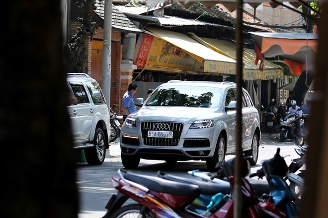 Chiều qua, nữ diễn viên xinh đẹp nhất đến từ xứ Manila được tháp tùng đến địa điểm quay hình chương trình Niềm vui gõ cửa ngày mới bằng chiếc xế hộp sang trọng. Đây cũng là sự kiện cuối cùng cô tham gia tại Việt Nam trước khi trở về nước sau 3 ngày đến thăm. Tại đây, nữ diễn viên sẽ gõ cửa bất ngờ một gia đình khán giả nào đó để trao quà và giao lưu