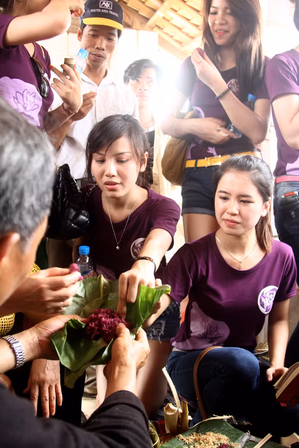 Được nếm các món ăn của người dân tộc. Trong ảnh các bạn đang thử món xôi tím
