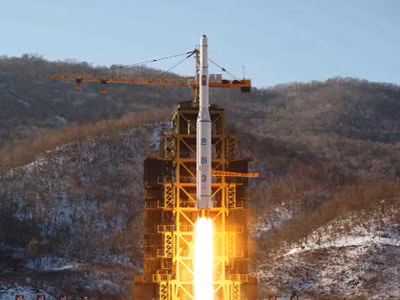 Tên lửa Unha-3 mang theo vệ tinh Kwangmyongsong-3 rời bệ phóng ngày 12-12. Ảnh: KCNA