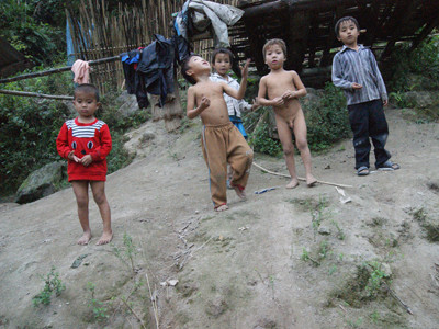 Đói nghèo, trẻ em bản Cá Giám trần truồng, phong phanh giữa trời đông giá rét