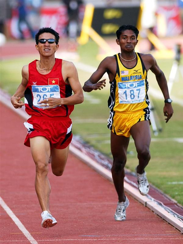 Nguyễn Đình Cương (bên trái) đoạt HCV nội dung chạy 1500m với thành tích 3 phút 45 giây 31, phá kỷ lục SEA Games. Ảnh: Ngọc Trường - TTXVN