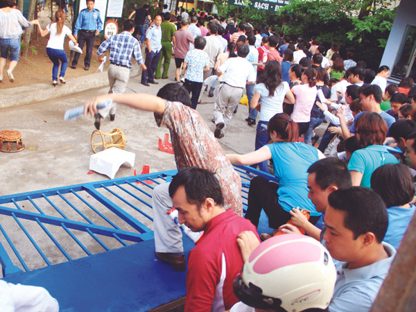 Cảnh sát và bảo vệ nhà trường bất lực