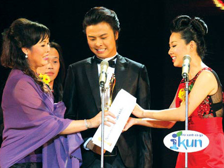 Lê Khánh và Võ Minh Lâm nhận giải nam nữ diễn viên sân khấu. Lê Khánh và Võ Minh Lâm nhận giải nam nữ diễn viên sân khấu