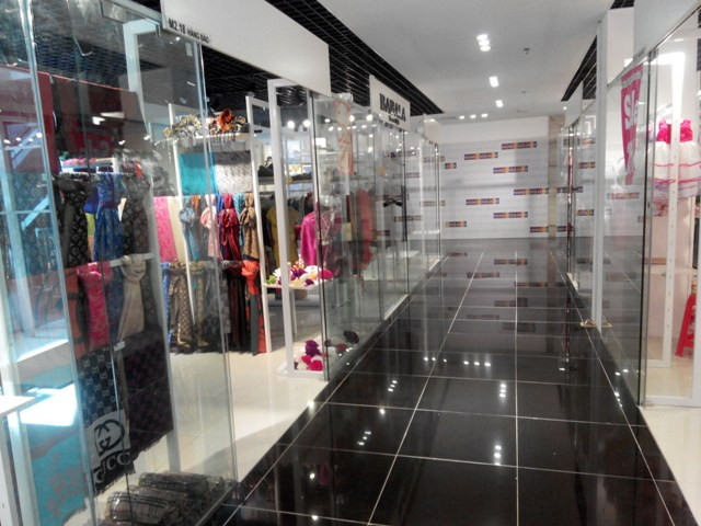 Gian hàng hoạt động nằm cạnh gian hàng trống, không một bóng người