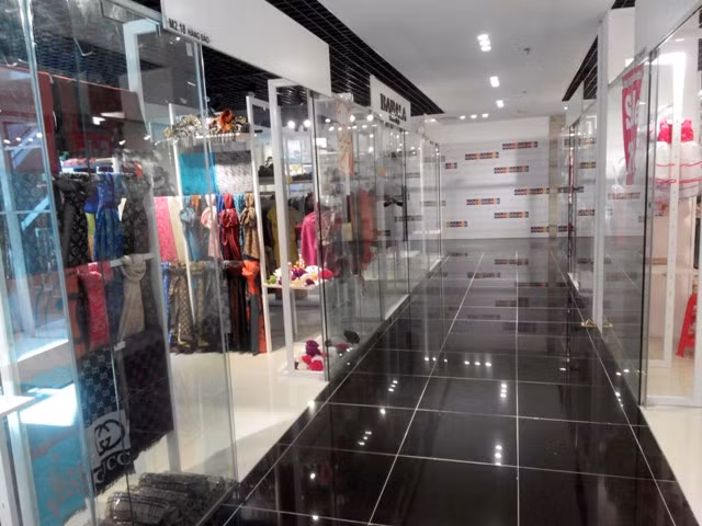 Gian hàng hoạt động nằm cạnh gian hàng trống, không một bóng người