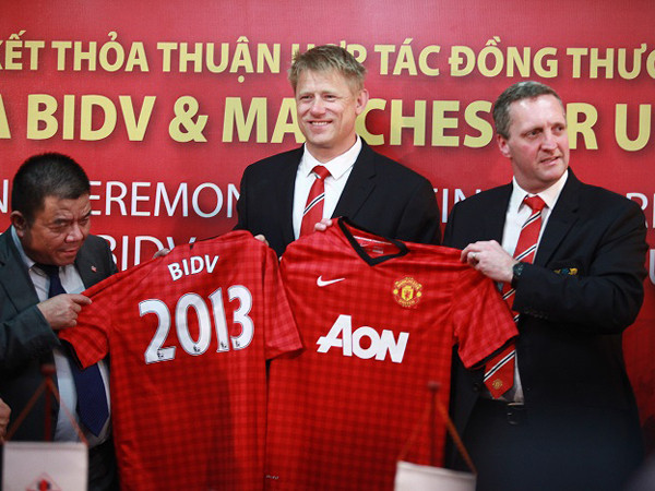 Chiều 24/4, tại trụ sở BIDV ở 35 Hàng Vôi (Hà Nội), Peter Schmeichel chứng kiến ký kết Thỏa thuận hợp tác với Câu lạc bộ Bóng đá Manchester United về việc phát hành Thẻ đồng thương hiệu BIDV Manchester United 