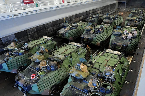 Các xe bộ binh cơ giới lội nước trên tầu đổ bộ. Các xe bộ binh cơ giới lội nước trên tầu đổ bộ